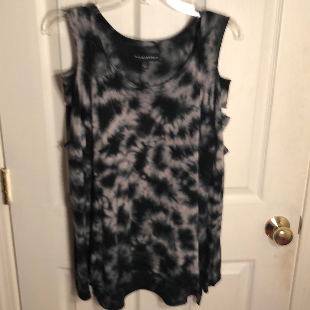 Rock & Republic Cold shoulder long sleeve top